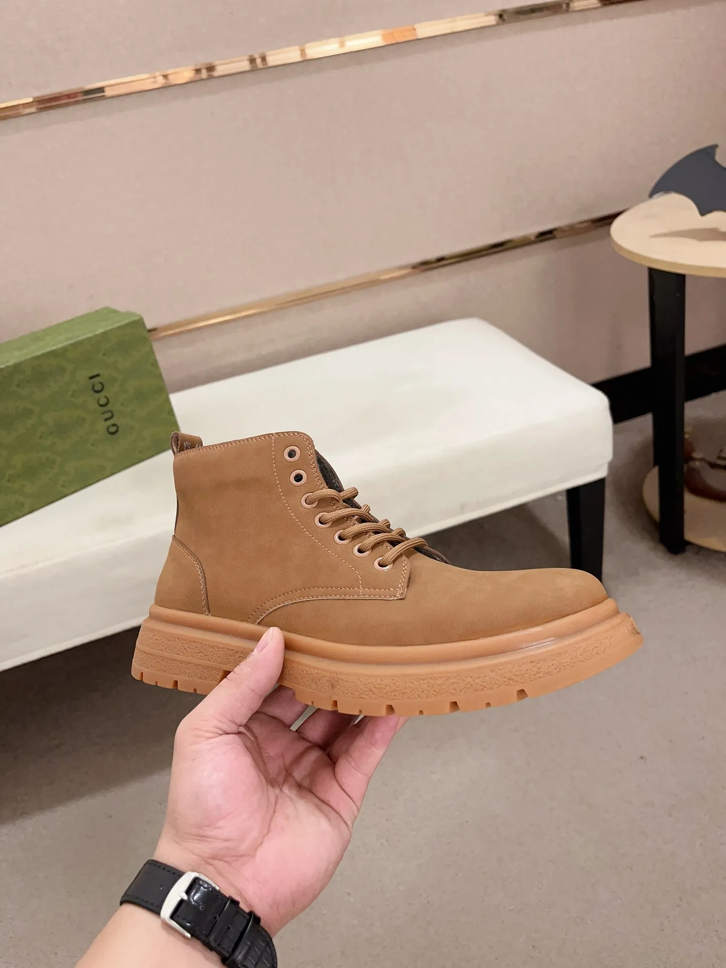 Men's shoes 💰 440💰 (can be made without standard supply platform) high-quality new high-top GUCCI (Gucci) counters are launched simultaneously, new men's shoes, 😘fabrics are selected from imported cowhide, lining: plush lining. 👍🏿 High-end ☄️ air-cushion molded anti-slip rubber outsole, exquisite lines, simple and elegant, comfortable and high-end for leisure travel. Code number: 38 to 44 (45 can be customized and cannot be returned or exchanged)
